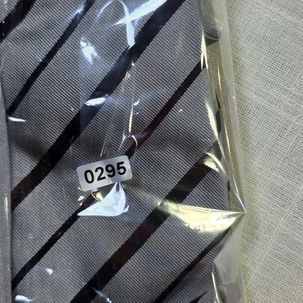 Banana Republic Mens Grey Black Diagonal Striped Ribbed Silk Necktie